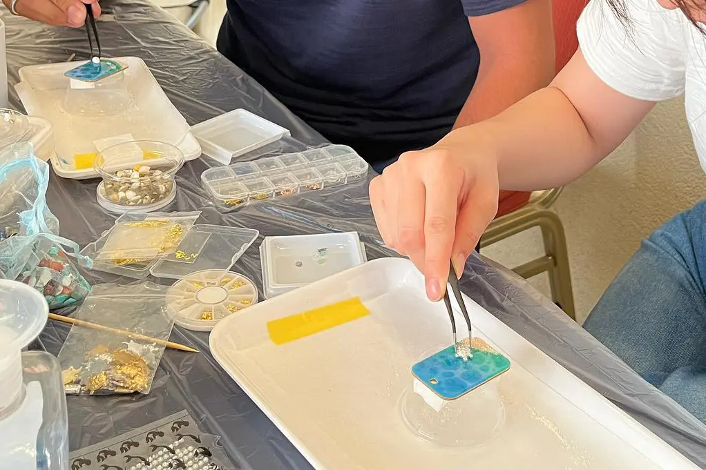 >美しいコントラストの沖縄の海をつくれるレジンアート” /></div>
            <p class=