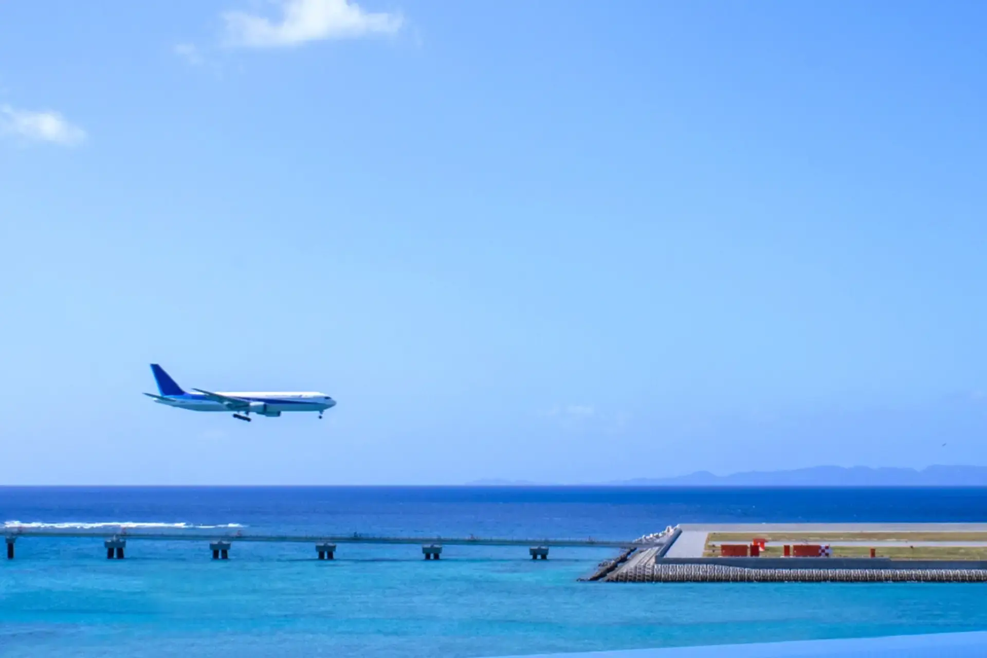 瀬長島から見える飛行機