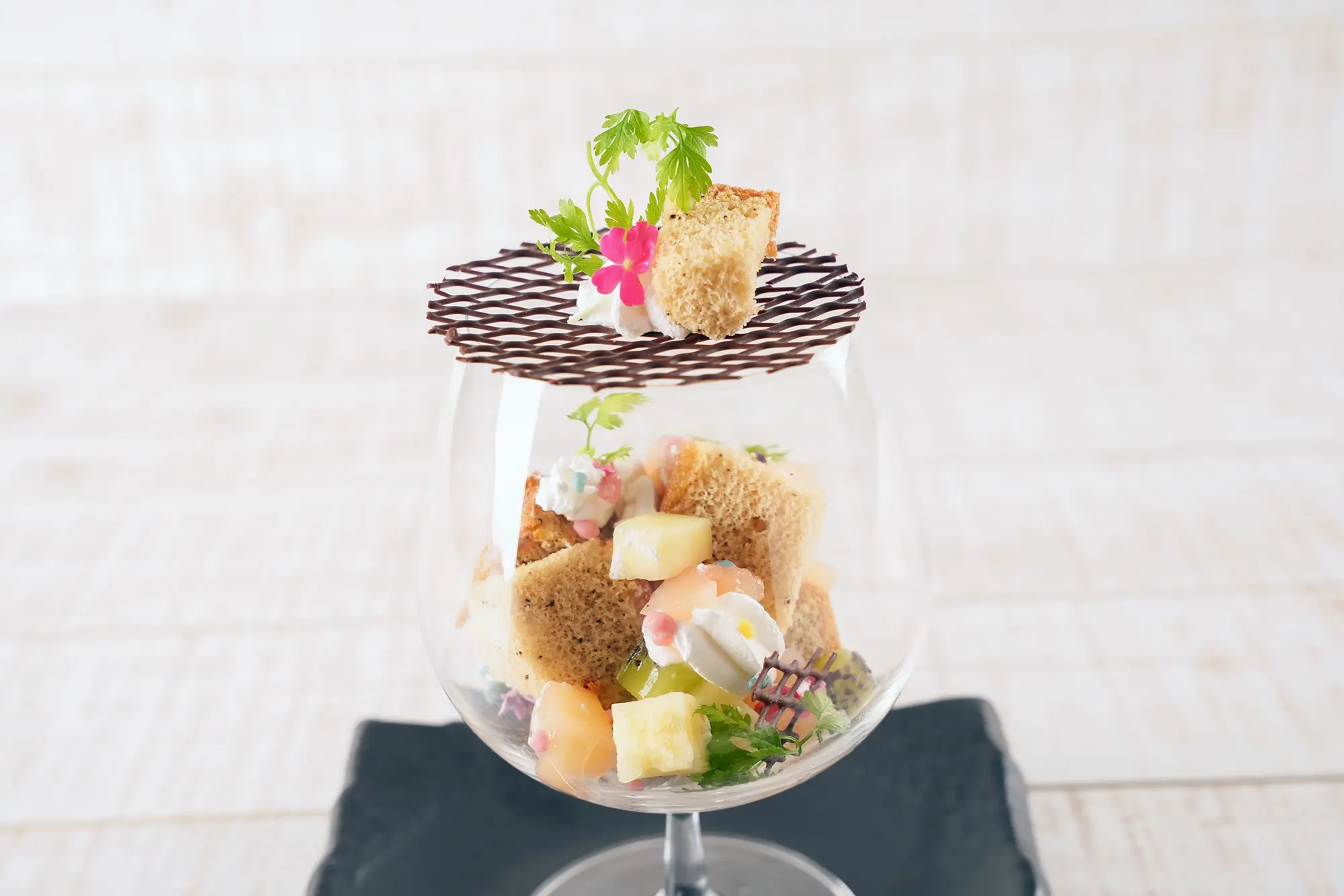 様々な食感が楽しめる夏らしいスイーツ（880円）