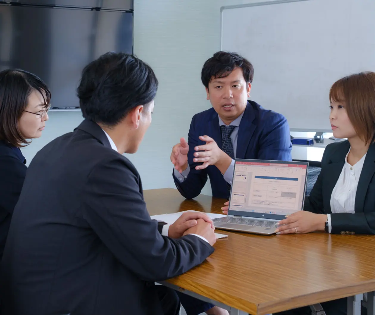 ミーティングを行う社員
